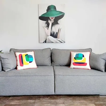 Maxim White Student 1bdr Apartament
